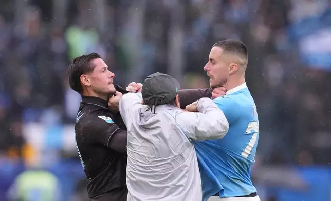 Napoli's Pasquale Mazzocchi, right, and Lazio's Adam Marusic are separated by Napoli's head coach Antonio Conte during the Italian Serie A soccer match between SS Lazio and SSC Napoli in Rome, Sunday, Jan. 4, 2026. (Alfredo Falcone/LaPresse via AP)