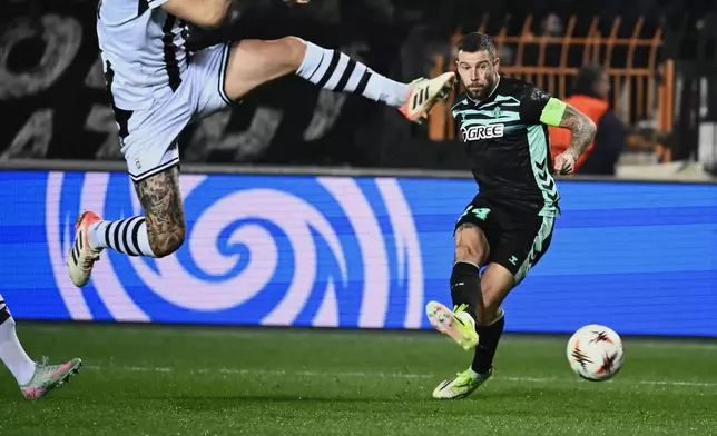 Betis' Aitor Ruibal misses an opportunity to score as PAOK's Giannis Michailidis tries to stop him during the Europa League soccer match between PAOK and Real Betis in Thessaloniki, Greece, Thursday, Jan. 22, 2026. (AP Photo/Giannis Papanikos)