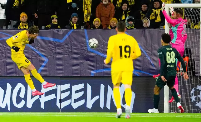 Glimt's Kasper Hogh, left, scores during the Champions League soccer match between Bodo/Glimt and Manchester City in Bodo, Norway, Tuesday, Jan. 20, 2026. (Fredrik Varfjell/NTB via AP)