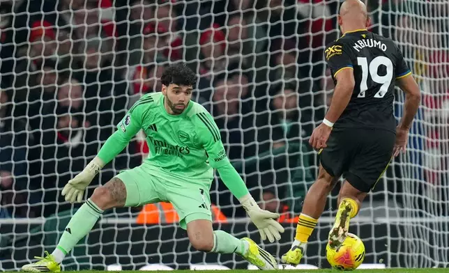Manchester United's Bryan Mbeumo takes the ball around Arsenal's goalkeeper David Raya to score his side's first goal during the English Premier League soccer match between Arsenal and Manchester United in London, Sunday, Jan. 25, 2026. (AP Photo/Kirsty Wigglesworth)