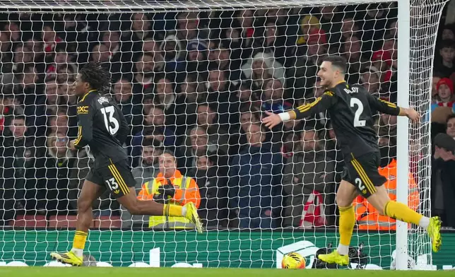 Manchester United's Patrick Dorgu, left, celebrates scoring his side's second goal during the English Premier League soccer match between Arsenal and Manchester United in London, Sunday, Jan. 25, 2026. (AP Photo/Kirsty Wigglesworth)