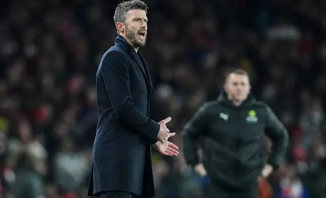 Manchester United's head coach Michael Carrick gestures as he stands on the touchline during the English Premier League soccer match between Arsenal and Manchester United in London, Sunday, Jan. 25, 2026. (AP Photo/Kirsty Wigglesworth)