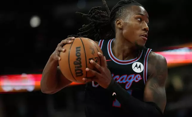Chicago Bulls guard Ayo Dosunmu handles the ball during the second half of an NBA basketball game against the Miami Heat, Thursday, Jan. 29, 2026, in Chicago. (AP Photo/Erin Hooley)