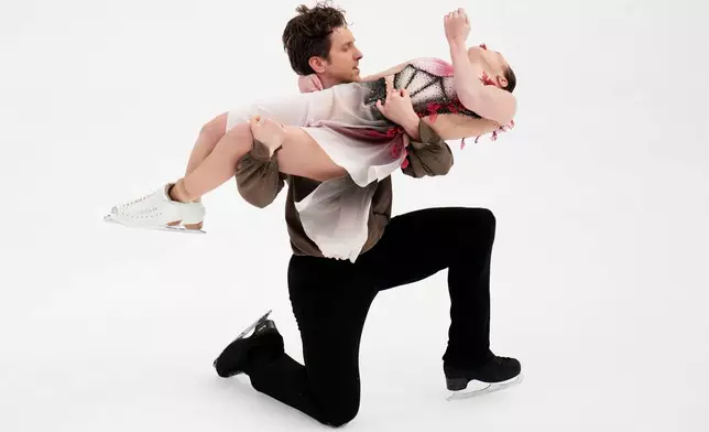 Christina Carreira and Anthony Ponomarenko skate during the free dance competition at the U.S. Figure Skating Championships, Saturday, Jan. 10, 2026, in St. Louis. (AP Photo/Jeff Roberson)