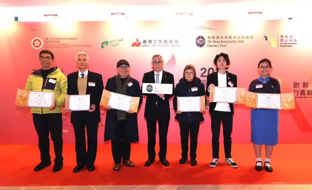 Jackson Woo, Steward of The Hong Kong Jockey Club (centre), with recipients of the JC VOLUNTEER TOGETHER Outstanding Evergreen Volunteer Award and the Outstanding Rising Star Volunteer Award.