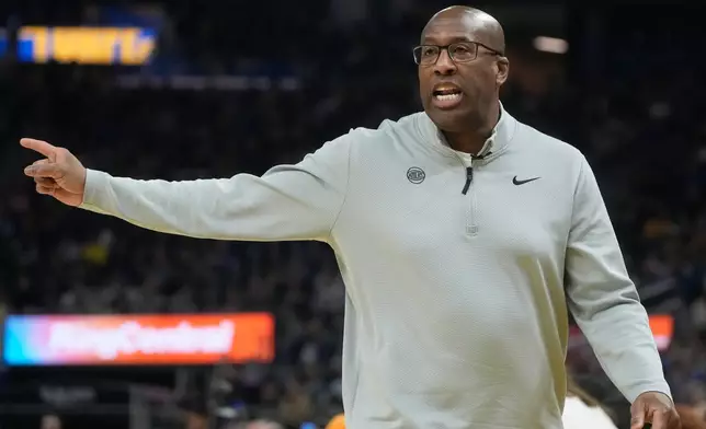 New York Knicks head coach Mike Brown gestures toward an official during the first half of an NBA basketball game against the Golden State Warriors in San Francisco, Thursday, Jan. 15, 2026. (AP Photo/Jeff Chiu)