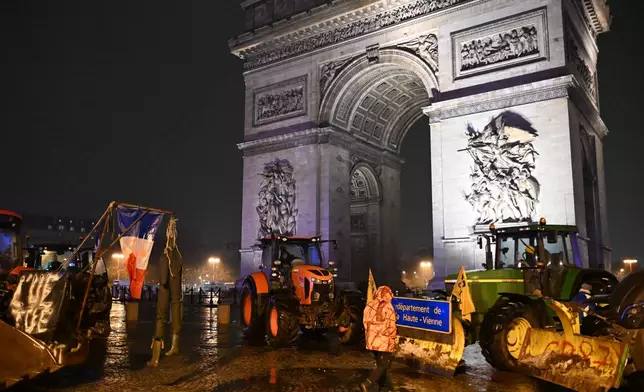 French farmers park their tractor in front of the Arc de Triomphe to protest against the Mercosur trade alliance with South America countries but also EU farming policy or mass cull of cows ordered to contain the spread of a skin disease Thursday, Jan. 8, 2026 in Paris. (AP Photo/Emma Da Silva)