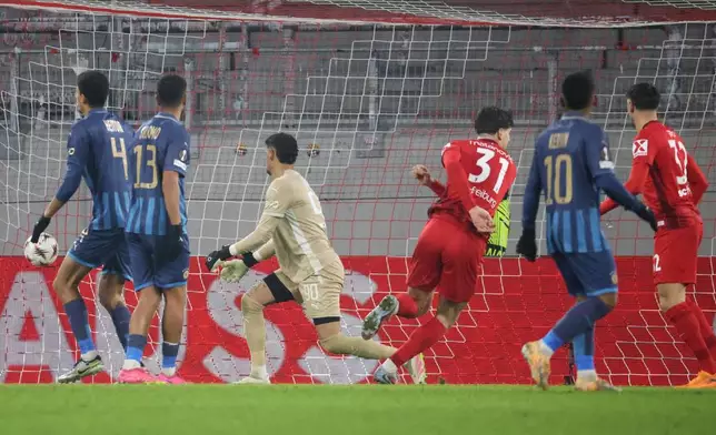 Freiburg's Igor Matanovic, centre right, scores the opening goal during the Europa League opening phase soccer match between between SC Freiburg and Maccabi Tel Aviv in Freiburg Im Breisgau, Germany, Thursday, Jan. 22, 2026. (Philipp von Ditfurth/dpa via AP)
