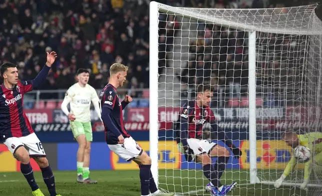 Bologna's Thijs Dallinga, right, celebrates scoring during the Europa League opening phase soccer match between Bologna and Celtic in Bologna, Italy, Thursday Jan. 22, 2026. (Massimo Paolone/LaPresse via AP)