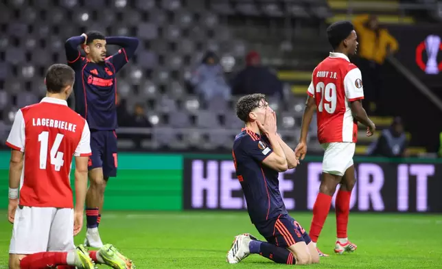 Nottingham Forest's Ryan Yates, center, and Morgan Gibbs-White, background, react after a missed chance to score during the Europa League opening phase soccer match between SC Braga and Nottingham Forest in Braga, Portugal, Thursday, Jan. 22, 2026. (AP Photo/Luis Vieira)