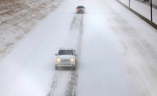Traffic moves west in the snow on I244 east of Yale Ave. Saturday, Jan. 24, 2026 in Tulsa, Okla. (Mike Simons /Tulsa World via AP)