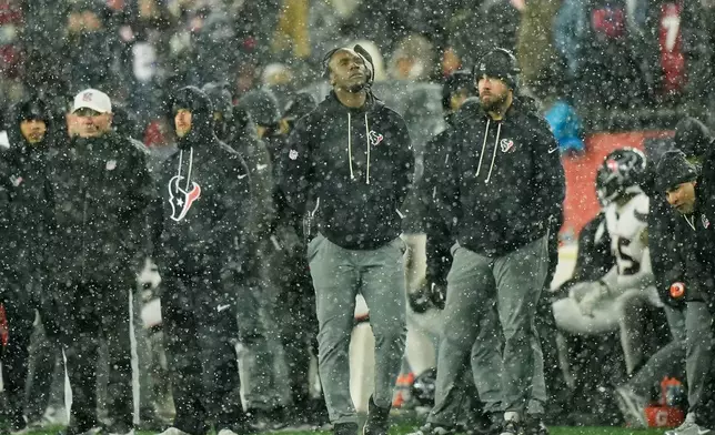 Houston Texans head coach DeMeco Ryans. middle, walks on the sideline during the second half of an NFL divisional playoff football game against the New England Patriots, Sunday, Jan. 18, 2026, in Foxborough, Mass. (AP Photo/Robert F. Bukaty)