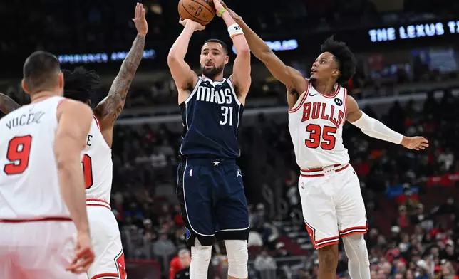 Dallas Mavericks' Klay Thompson (31) goes up for a shot against Chicago Bulls' Issac Okoro (35) during the first half of an NBA basketball game, Saturday, Jan. 10, 2026, in Chicago. (AP Photo/Paul Beaty)