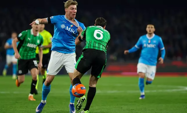 Napoli's Rasmus Hojlund, centre left, and Sassuolo's Sebastian Walukiewicz challenge for the ball during the Serie A soccer match between Napoli and Sassuolo in Naples, Italy, Saturday, Jan. 17, 2026. (Alessandro Garofalo/LaPresse via AP)