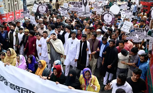 Supporters of Bangladesh's National Citizen Party hold a campaign rally ahead of next month's national elections in Dhaka, Bangladesh, Thursday, Jan. 22, 2026. (AP Photo/Mahmud Hossain Opu)