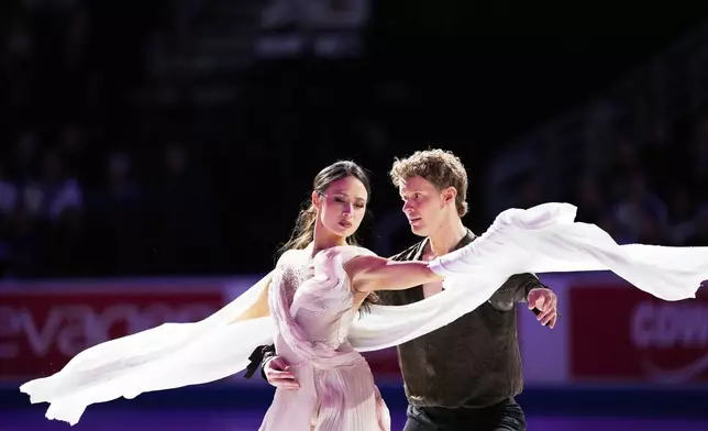 Madison Chock and Evan Bates skate during the "Making the Team" performance at the U.S. Figure Skating Championships, Sunday, Jan. 11, 2026, in St. Louis. (AP Photo/Stephanie Scarbrough)