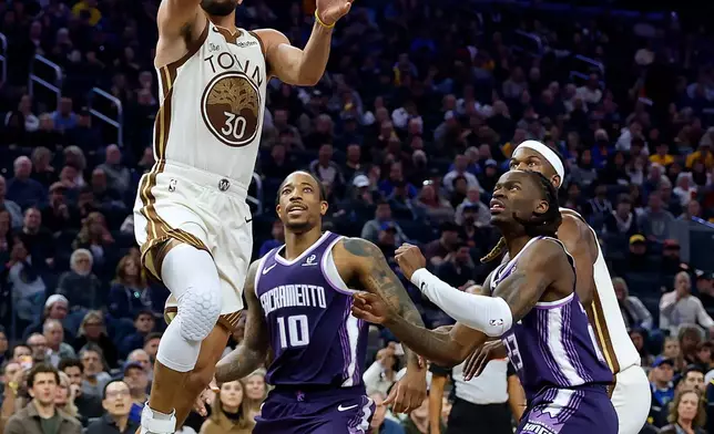 Golden State Warriors' Stephen Curry (30) goes up to score with a layup during the first half an NBA basketball game against the Sacramento Kings in San Francisco, Friday, Jan. 9, 2026. (Stephen Lam/San Francisco Chronicle via AP)