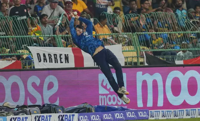 England's Jacob Bethell attempts to take a catch during the third ODI cricket match between England and Sri Lanka in Colombo, Sri Lanka, Tuesday, Jan. 27, 2026. (AP Photo/Eranga Jayawardena)