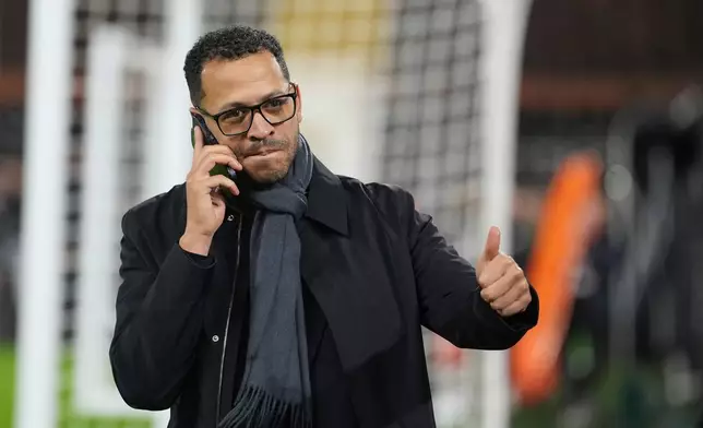 Chelsea's head coach Liam Rosenior gestures before the English Premier League soccer match between Fulham and Chelsea in London, Wednesday, Jan. 7, 2026. (AP Photo/Dave Shopland)
