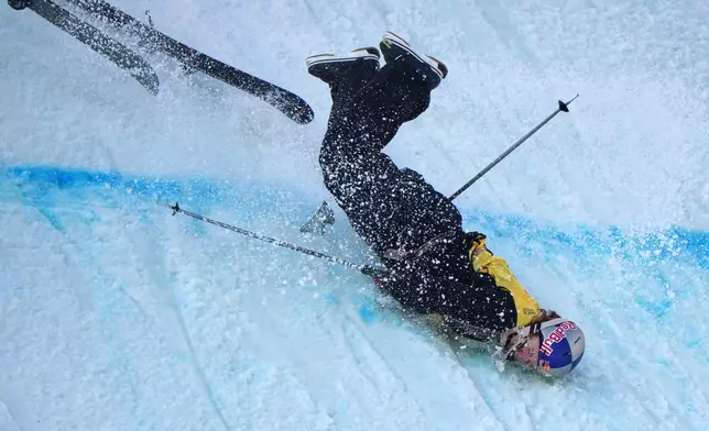 FILE - Britain's Kirsty Muir crashes during the women's freeski big air final at the FIS Snowboard &amp; Freeski World Cup 2025 in Beijing, Dec. 6, 2025. (AP Photo/Andy Wong, File)
