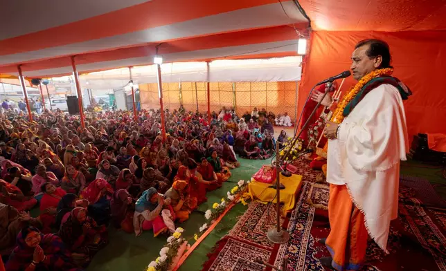 A Hindu holy delivers a discourse on the eve of Mauni Amavasya, a divine occasion in Hindu religious practice followed for honoring ancestors or forefathers, at the Sangam, the confluence of the Ganges, the Yamuna and the mythical Saraswati rivers, during the annual month long Hindu religious fair "Magh Mela" in Prayagraj, India, Saturday, Jan. 17, 2026. (AP Photo/Rajesh Kumar Singh)