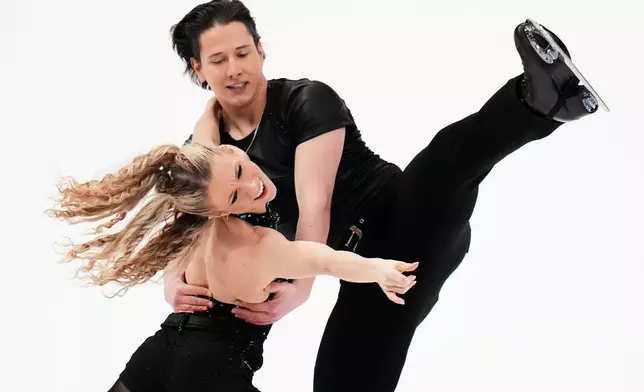 Emilea Zingas and Vadym Kolesnik compete during the ice dance competition at the U.S. Figure Skating Championships, Thursday, Jan. 8, 2026, in St. Louis. (AP Photo/Jeff Roberson)