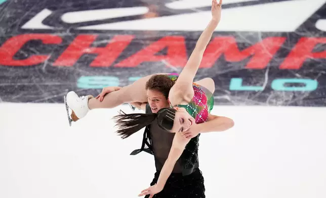 Caroline Green and Michael Parsons compete during the ice dance competition at the U.S. Figure Skating Championships, Thursday, Jan. 8, 2026, in St. Louis. (AP Photo/Jeff Roberson)