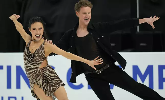Madison Chock and Evan Bates compete during the ice dance competition at the U.S. Figure Skating Championships, Thursday, Jan. 8, 2026, in St. Louis. (AP Photo/Stephanie Scarbrough)