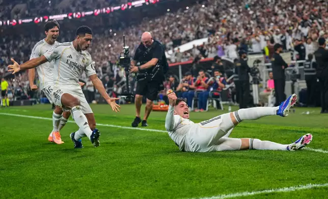 Real Madrid's Federico Valverde, right, celebrates after scoring the opening goal during the Spanish Super Cup semifinal soccer match against Atletico Madrid at King Abdullah Sports City Stadium in Jeddah, Saudi Arabia, Thursday, Jan. 8, 2026. (AP Photo/Altaf Qadri)