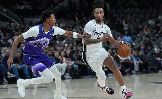 San Antonio Spurs guard Stephon Castle, right, drives against Utah Jazz guard Ace Bailey (19) during the first half of an NBA basketball game in San Antonio, Monday, Jan. 19, 2026. (AP Photo/Eric Gay)