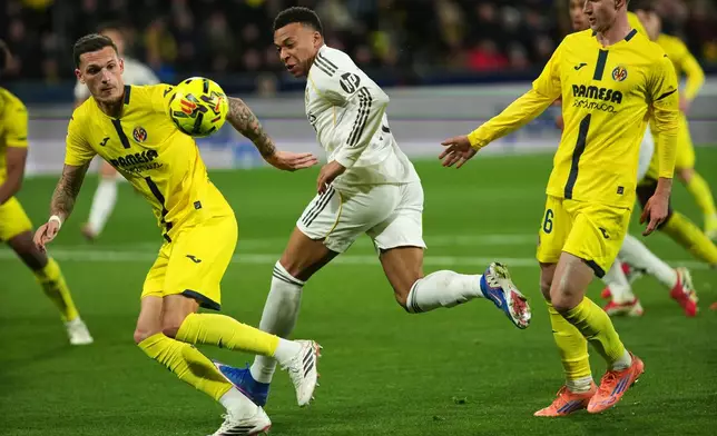 Real Madrid's Kylian Mbappe, center, in action during a Spanish La Liga soccer match between Villarreal and Real Madrid in Villarreal, Spain, Saturday, Jan. 24, 2026. (AP Photo/Alberto Saiz)
