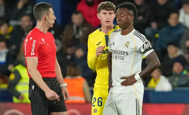 Real Madrid's Vinicius Junior, right, speaks to referee César Soto Grado during a Spanish La Liga soccer match between Villarreal and Real Madrid in Villarreal, Spain, Saturday, Jan. 24, 2026. (AP Photo/Alberto Saiz)