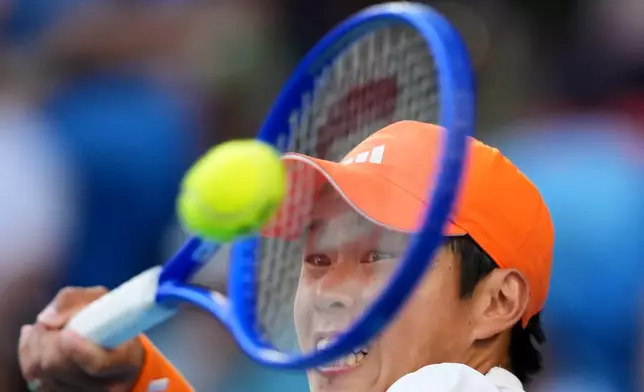 Learner Tien of the U.S. plays a forehand return to Daniil Medvedev of Russia during their fourth round match at the Australian Open tennis championship in Melbourne, Australia, Sunday, Jan. 25, 2026. (AP Photo/Asanka Brendon Ratnayake)