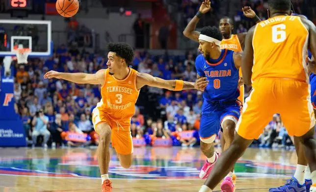 Tennessee guard Bishop Boswell (3) looses the ball during the first half of an NCAA college basketball game against Florida, Saturday, Jan. 10, 2026, in Gainesville, Fla. (AP Photo/Noah Lantor)