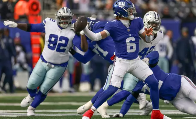 New York Giants quarterback Jaxson Dart (6) passes the ball against the Dallas Cowboys during the first quarter of an NFL football game, Sunday, Jan. 4, 2026, in East Rutherford, N.J. (AP Photo/Adam Hunger)