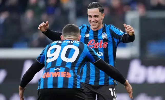 Atalanta's Giacomo Raspadori celebrates scoring their side's third goal of the game during the Italian Serie A soccer match between Atalanta and Parma in Bergamo, Italy, Sunday, Jan. 25, 2026. (Spada/LaPresse via AP)