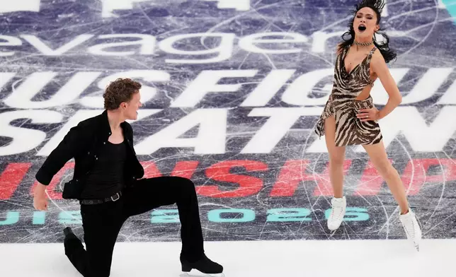 Madison Chock and Evan Bates compete during the ice dance competition at the U.S. Figure Skating Championships, Thursday, Jan. 8, 2026, in St. Louis. (AP Photo/Jeff Roberson)