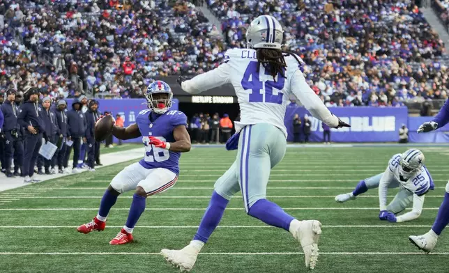 New York Giants running back Devin Singletary (26) looks to pass against the Dallas Cowboys for a two-point conversion during the third quarter of an NFL football game, Sunday, Jan. 4, 2026, in East Rutherford, N.J. (AP Photo/Frank Franklin)