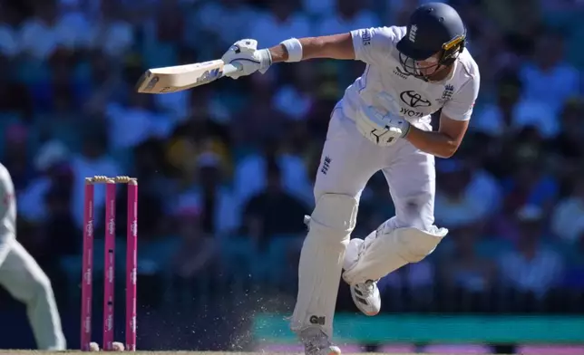 England's Jacob Bethell bats during play on day four of the fifth and final Ashes cricket test between England and Australia in Sydney, Wednesday, Jan. 7, 2026. (AP Photo/Mark Baker)