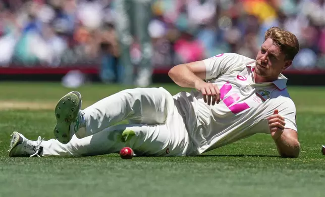 Australia's Cameron Green reacts after dropping a catch during play on day four of the fifth and final Ashes cricket test between England and Australia in Sydney, Wednesday, Jan. 7, 2026. (AP Photo/Mark Baker)
