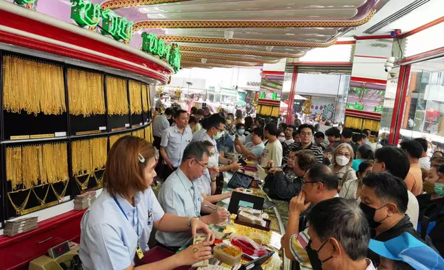 Customers crowd a gold shop in Bangkok, Thailand, Thursday, Jan. 29, 2026. (AP Photo/Sakchai Lalit)