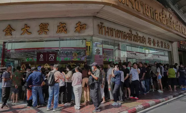 Customers que up outside a gold shop in Bangkok, Thailand, Thursday, Jan. 29, 2026. (AP Photo/Sakchai Lalit)