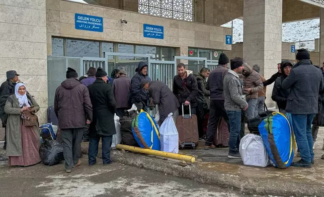 People, mostly Iranians, wait at Kapikoy border post between Turkey and Iran, in Kapikoy, Turkey, Saturday, Jan. 17, 2026. (AP Photo/Serra Yedikardes)