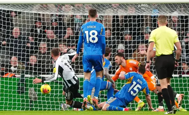 Newcastle United's Harvey Barnes, left, scores during the English Premier League soccer match between Newcastle United and Leeds United in Newcastle, England, Wednesday Jan. 7, 2026. (Owen Humphreys/PA via AP)