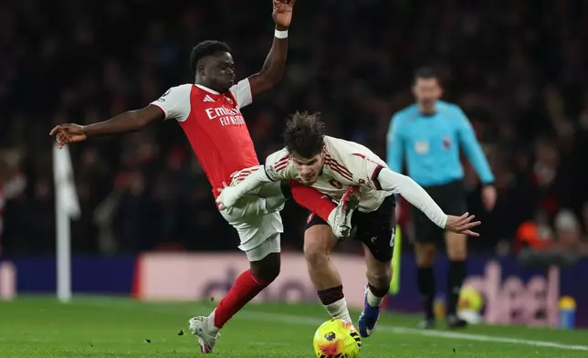 Arsenal's Bukayo Saka fouls Liverpool's Milos Kerkez during the English Premier League soccer match between Arsenal and Liverpool in London, Thursday, Jan. 8, 2026. (AP Photo/Ian Walton)