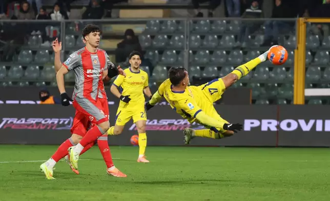 Verona's Santana Giovane shoots the ball during the Serie A soccer match between Cremonese and Hellas Verona, in Cremona, Italy, Monday, Jan. 19, 2026. (Alberto Mariani/LaPresse via AP)