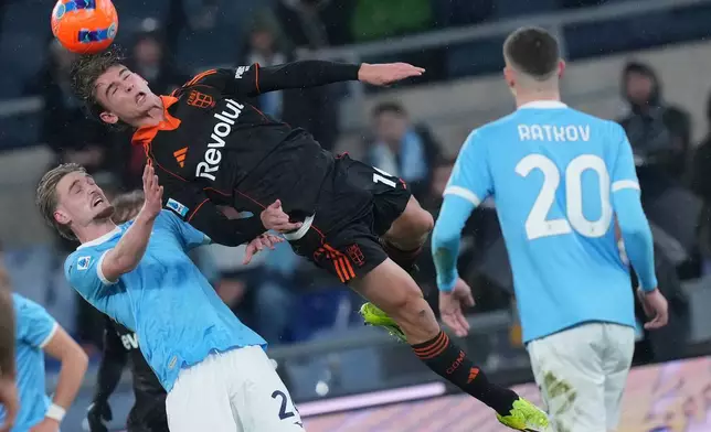 Lazio's Kenneth Taylor, left, and Como's Nico Paz challenge for the ball during the Serie A soccer match between Lazio and Como, in Rome, Monday, Jan. 19, 2026. 2026. (Alfredo Falcone/LaPresse via AP)