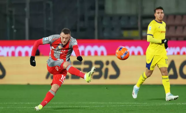 Cremonese's Jamie Vardy fires a shot during the Serie A soccer match between Cremonese and Hellas Verona, in Cremona, Italy, Monday, Jan. 19, 2026. (Alberto Mariani/LaPresse via AP)
