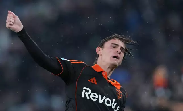 Como's Nico Paz celebrates after scoring his side's third goal during the Serie A soccer match between Lazio and Como, in Rome, Monday, Jan. 19, 2026. 2026. (Alfredo Falcone/LaPresse via AP)