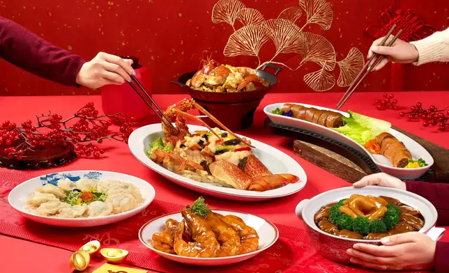 In addition to honouring traditional flavours and bringing joy to guests with “Black Cane Sugar New Year Pudding” and “Chinese Turnip Cake”, Galaxy Macau has also prepared a series of festive delicacies to celebrate this Chinese New Year.